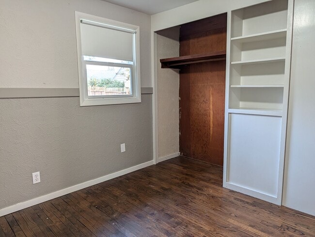 Building Photo - 628 Jameson St