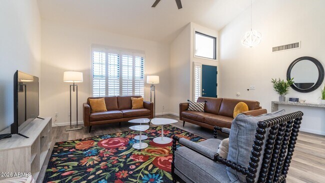 Building Photo - 1460 N La Rosa Dr