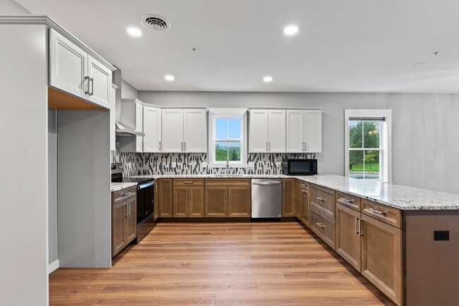 Building Photo - Luxury 3 Bed, 2.5 Bath - Townhome - AVAILABLE Nov. 17, 2025