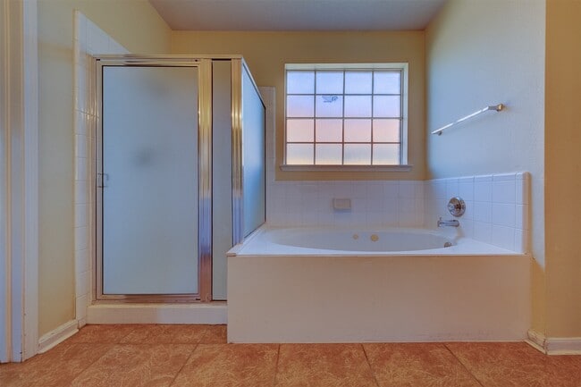 Building Photo - 2610 Ledgebrook Ln