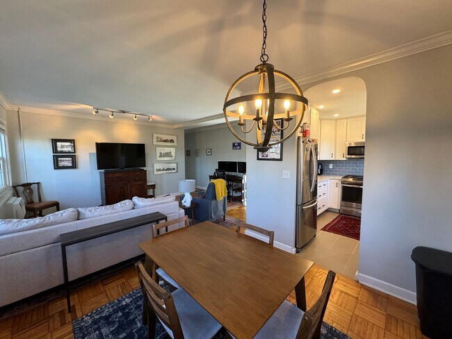 Building Photo - Charming 1 Bed 1 Bath End Unit Condo In Am...