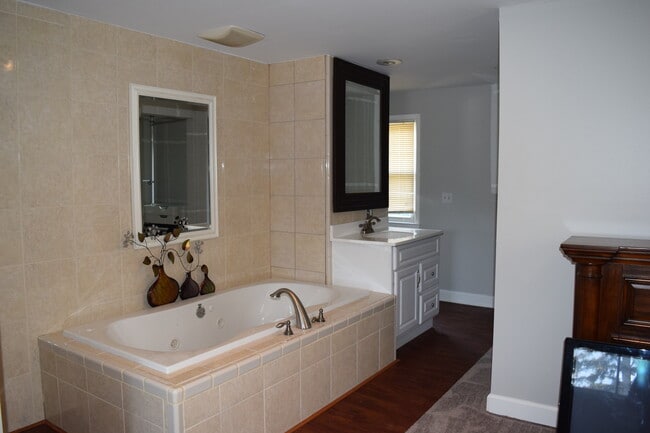 Building Photo - BEAUTIFULLY RENOVATED AND SPACIOUS COLONIA...