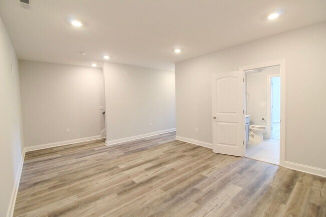 Building Photo - Stylish and Spacious Townhome Near Sentara...