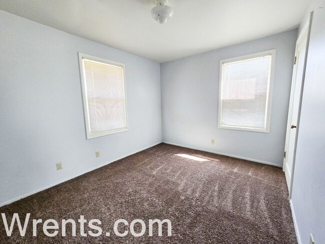 Building Photo - charming 2-bedroom, 1-bathroom ranch-style...