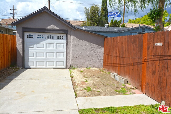 Building Photo - 179 W Spazier Ave
