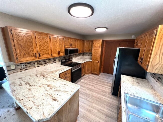 Building Photo - Pet Friendly 5 Bed 3 Bath Single Family Ho...