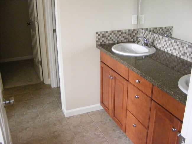 Building Photo - 4 bedroom plus a den in Puyallup