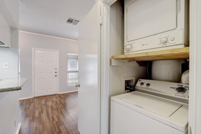 Building Photo - 2804 Rio Grande St