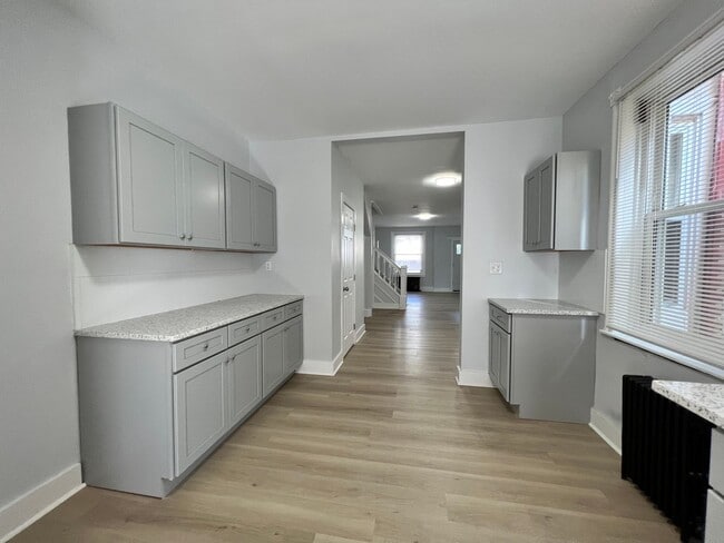 Building Photo - Gorgeous 4b/1.5b Home! Section 8 only!