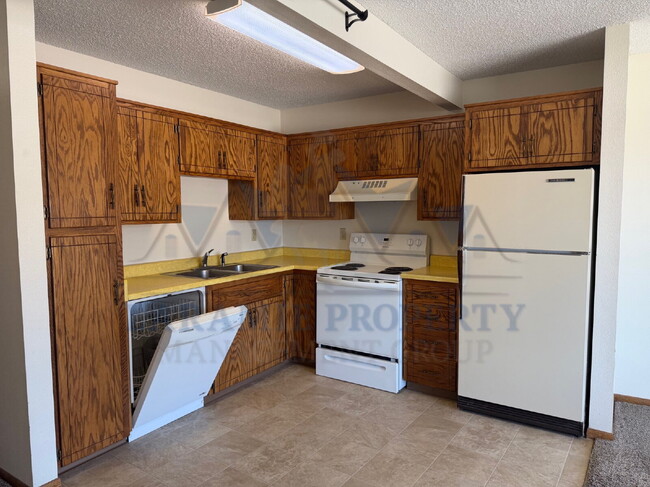 Building Photo - Garden-Level 1-Bedroom with Walk-In Closet -Near UW Bus Lot