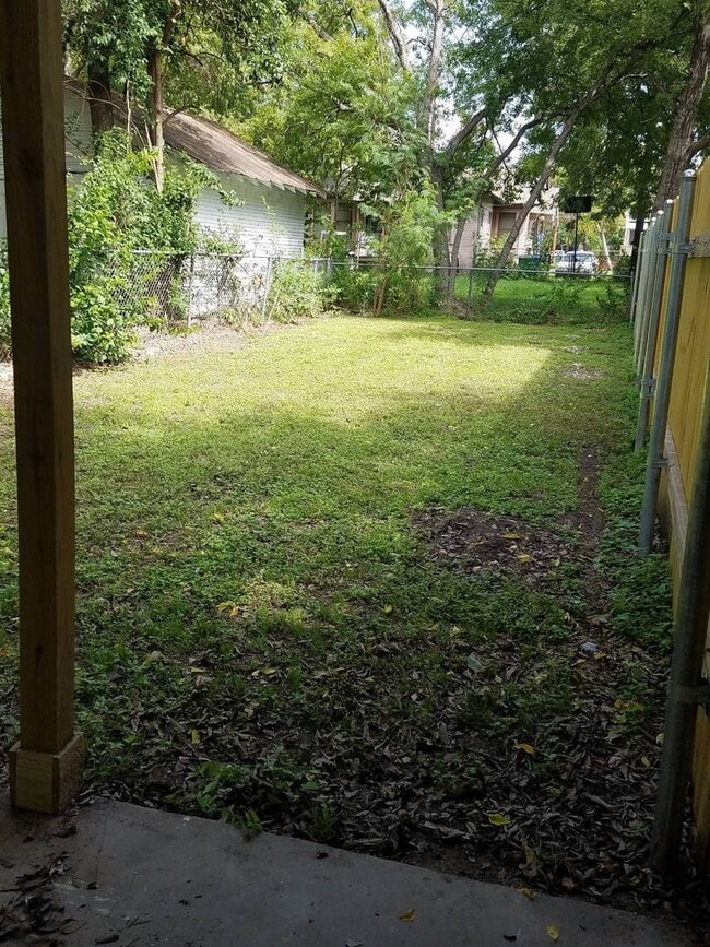 Building Photo - 826 Erie Ave