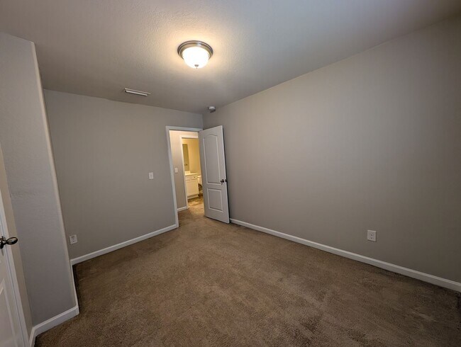 Building Photo - Spacious Townhome in Kingstree!