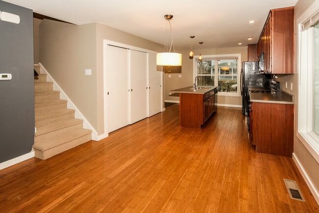 Building Photo - Beautiful Townhouse Close to Downtown Indy...
