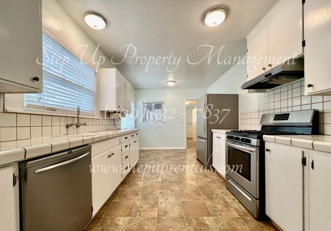 Building Photo - Cozy Downtown 2 Bedroom Bungalow in the He...