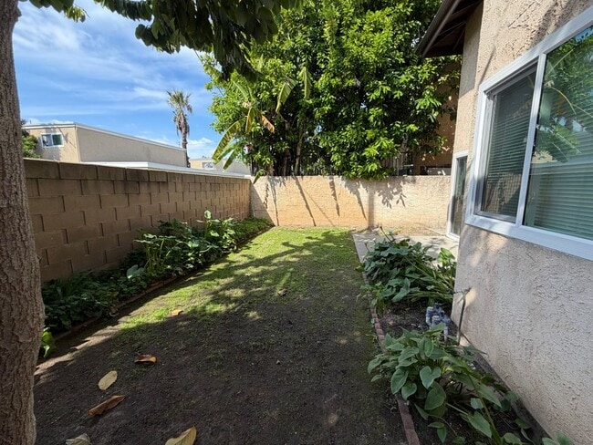 Building Photo - 800-806 S Park Hyde St