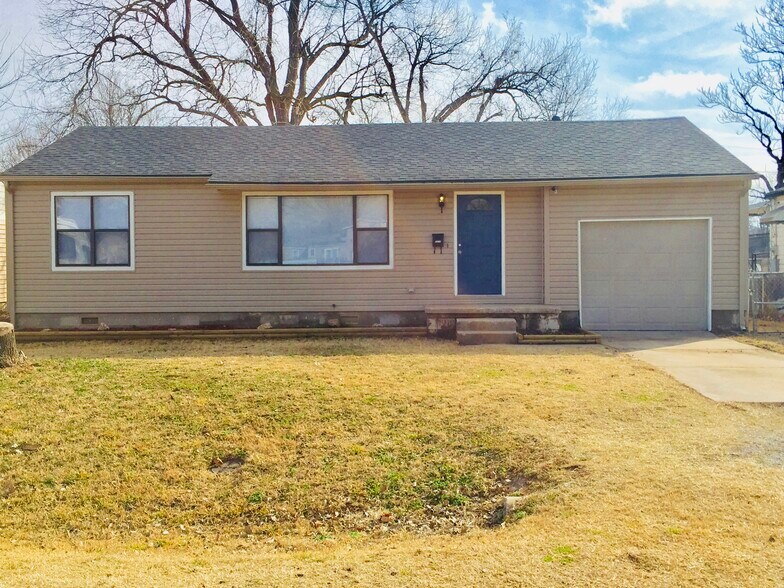 3 bedroom, 1 bath, big backyard! - 5614 W 3rd St
