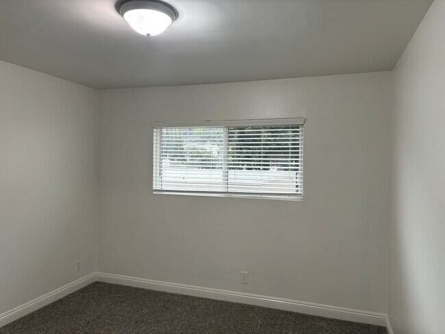 Building Photo - For Lease 2+1 Upstairs Duplex Ventura, CA