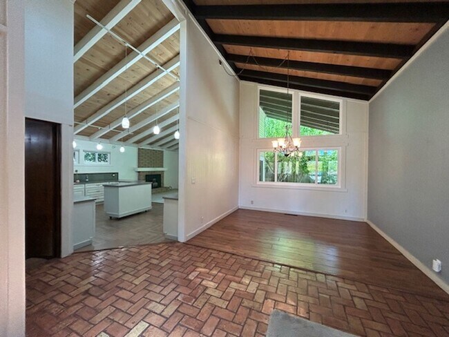 Building Photo - Charming 3bed/2.5Bath  Bennett Valley Home...