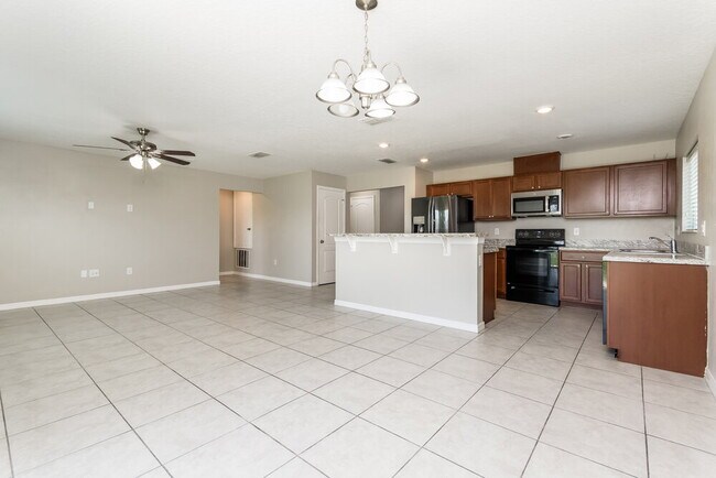 Building Photo - 295 Lake Lucerne Way