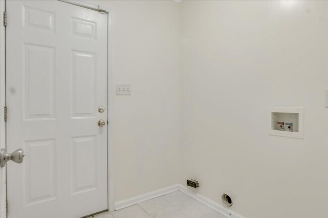 Building Photo - MOVE IN READY