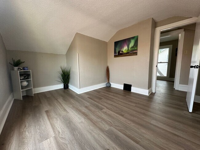 Building Photo - Renovated 3 bedroom house for rent in Wate...