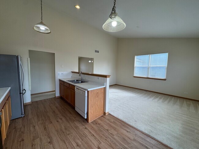 Building Photo - 1991 Westridge Pl