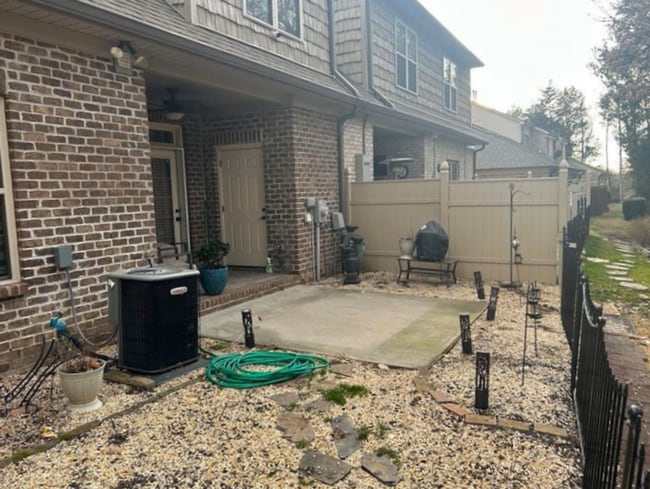 Building Photo - Spacious & Stylish 3 Bedroom, 2 1/2 Bathro...