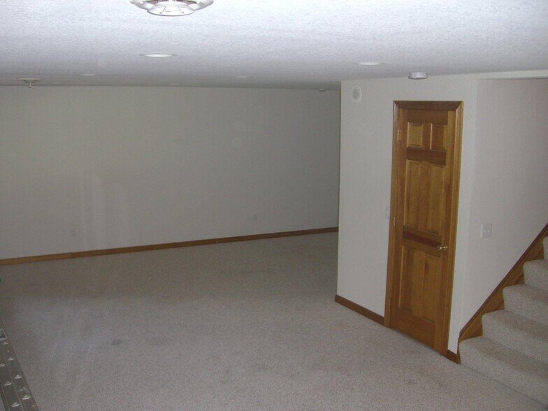Building Photo - 722 Hilltop Ln