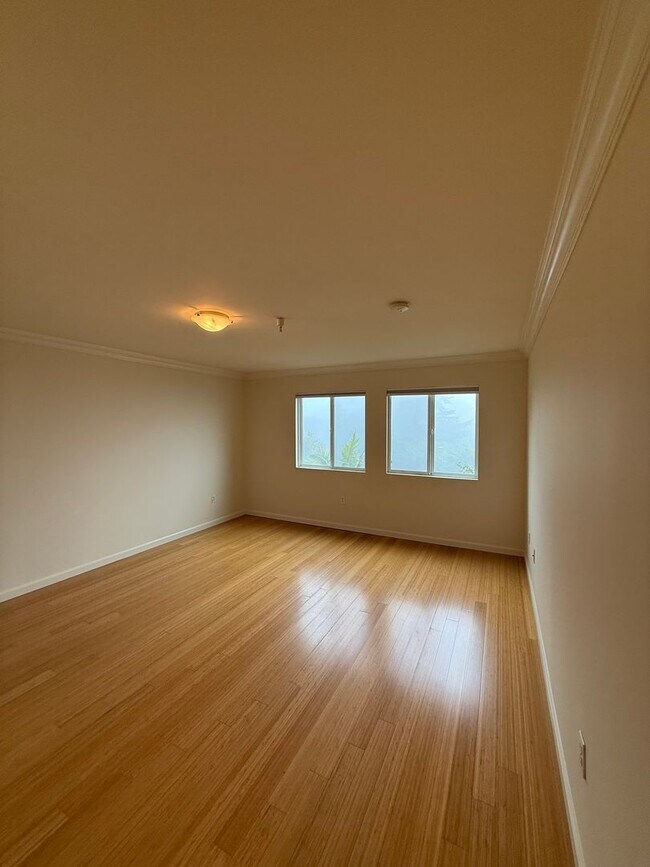 Building Photo - Beautiful Spacious 2 Bedroom/2 Bath Condo