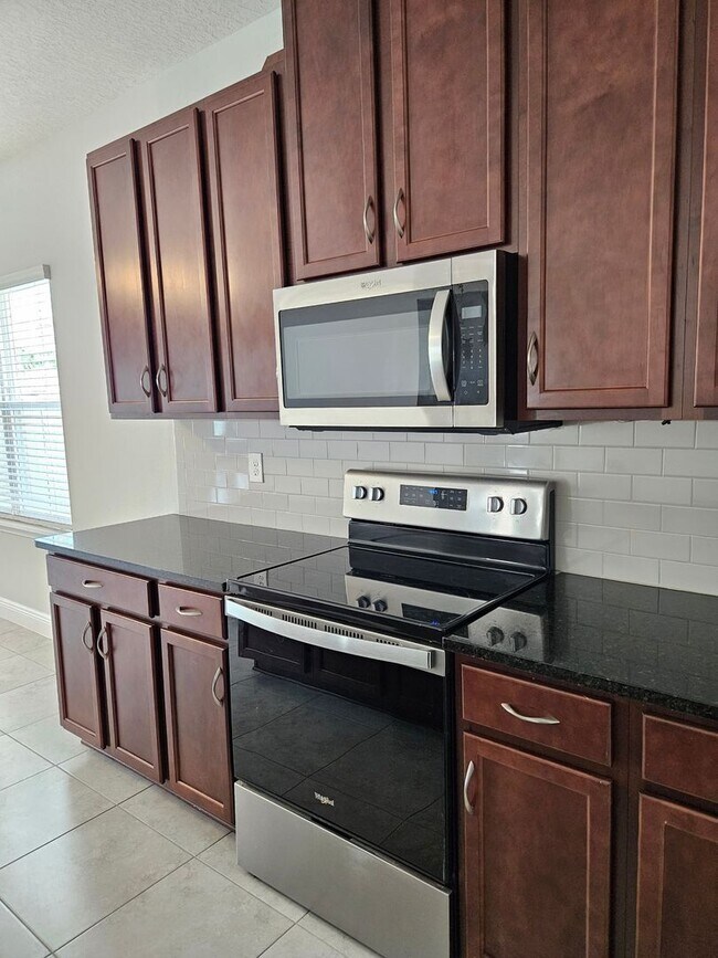 Building Photo - 4 Bedroom 2 bath beautiful spacious home i...