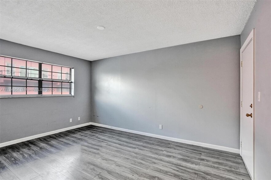 Building Photo - 660 Tennis Club Dr