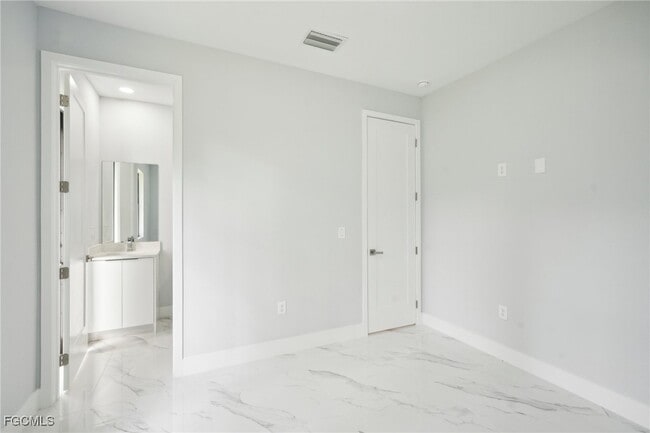 Building Photo - 872 Spaulding St E