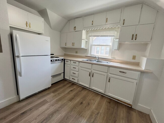 Building Photo - Newly Updated 2nd Floor 2 Bed/1 Bath Duplex Apartment