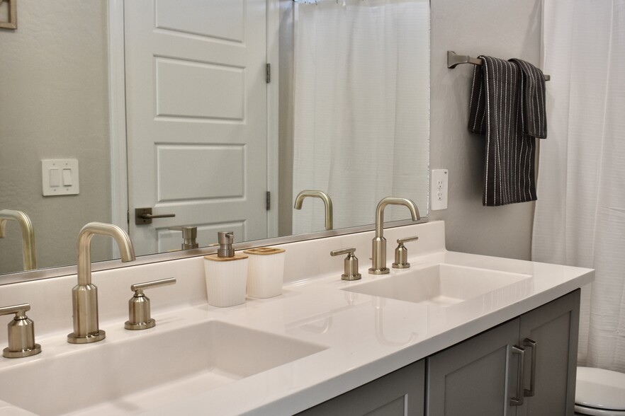 Building Photo - 5128 E Coolbrook Ave