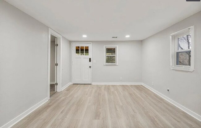 Building Photo - Charming 2 Bedroom Home on a Large Private Lot!