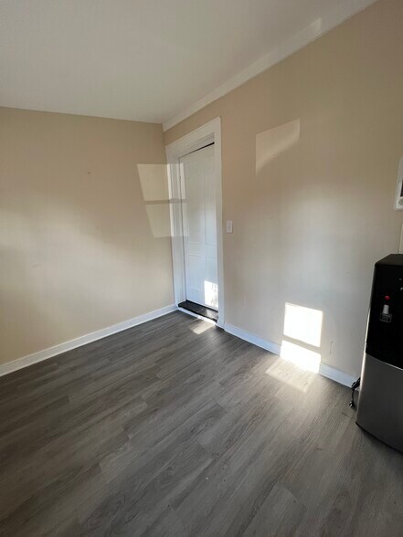 Building Photo - 466 NY-146