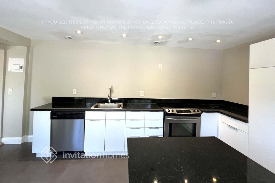 Building Photo - 1616 NE 36th St