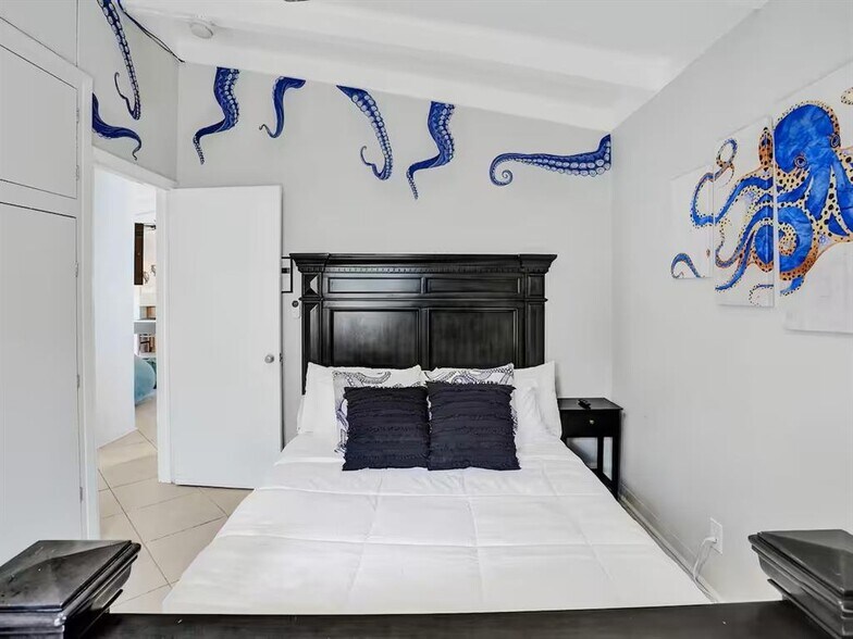 Building Photo - 2525 Gulfstream Ln