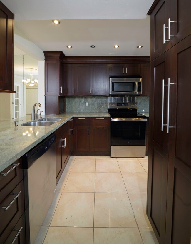 Building Photo - 6595 Parkview Dr