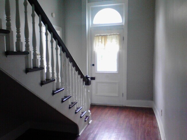 Building Photo - 104 N Cedar St