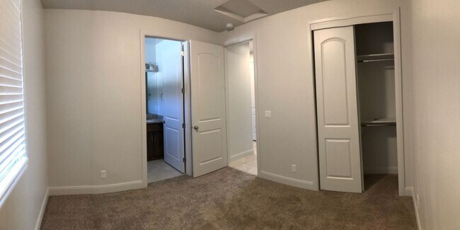 Building Photo - Beautiful like new home, 3 bedroom and 3 b...