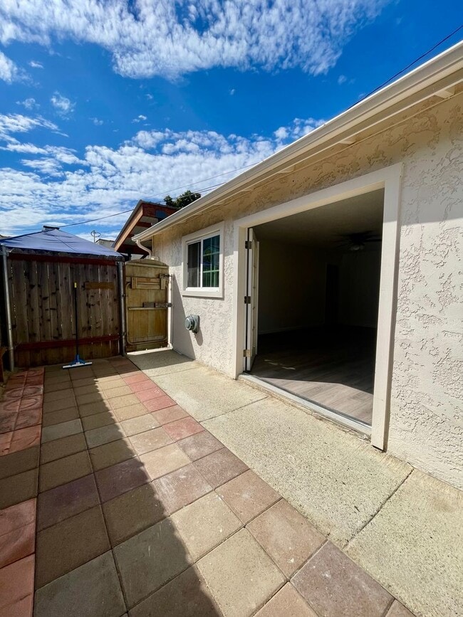 Building Photo - Freshly Renovated Studio with Yard & Mount...