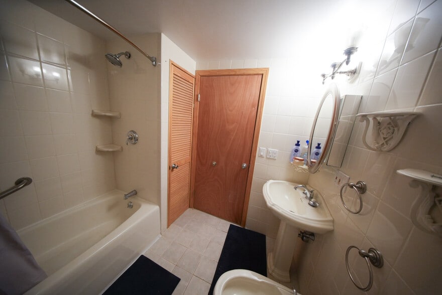 Building Photo - 14 Amory St