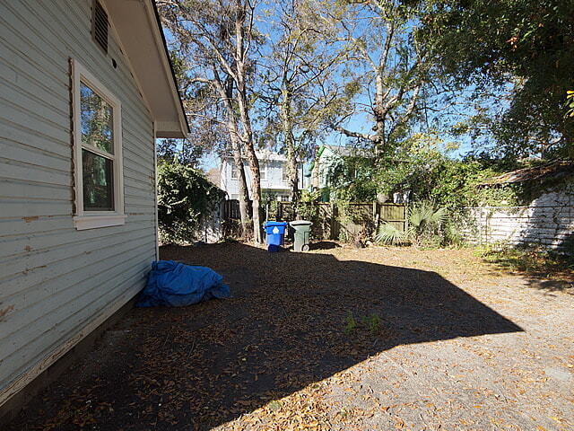 Building Photo - Charming 2-Bedroom Retreat in Vibrant Charleston  Perfect for Cozy Living!