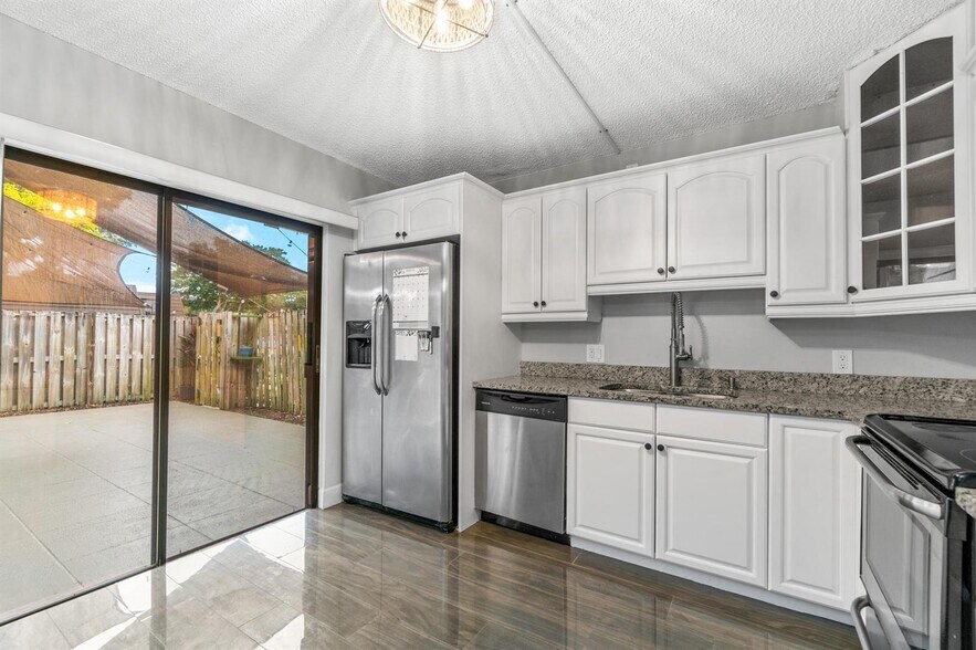 Building Photo - 1015 10th Ct