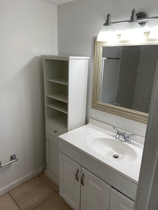 Building Photo - 1 Bedroom Condo