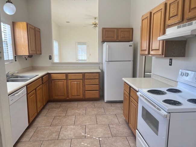 Building Photo - 1 week free! 2 Bedroom w/ fireplace, gated entrance for privacy and 2 CG