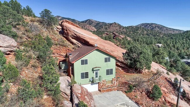 Building Photo - Beautiful 3 Bed Home Perched on a Mountain Side!!