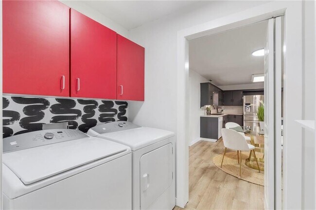 Building Photo - 701 NW Ford Ln