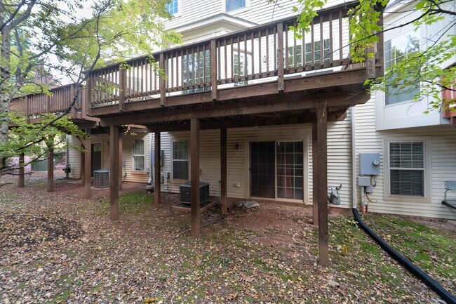 Building Photo - Stunning Centreville Townhome With Excellent Commuter Access